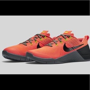 Women’s Nike Metacon 4 : Neon Coral